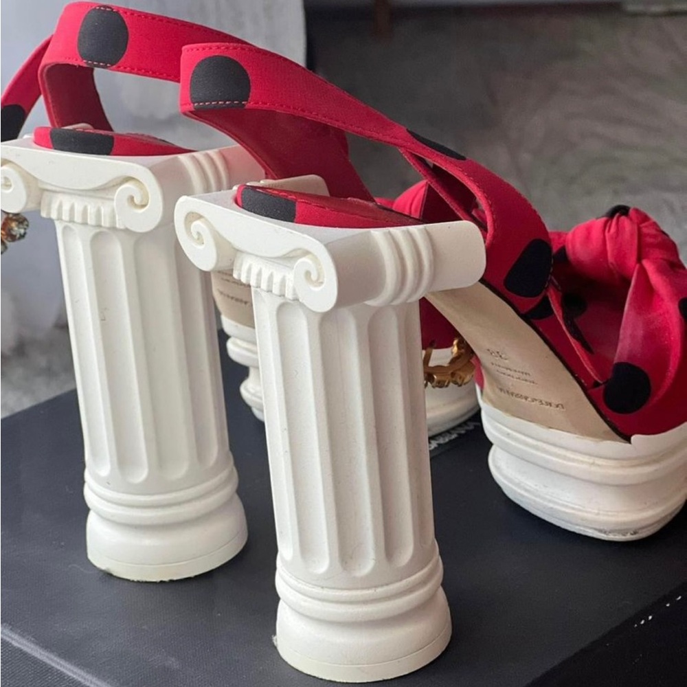 SIZE 8 DOLCE GABBANA HIGH HEELS
LIMITED EDITION
COLLECTION ORIGINAL